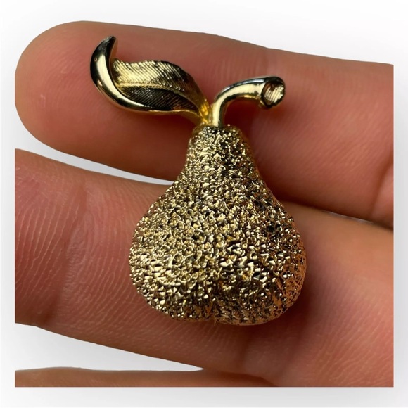 Vintage brooch gold tone textured pear, retro fall brooch Pin - Picture 2 of 8